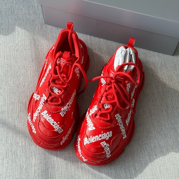 Balenciaga women’s Triple S Logotype Sneakers, size 39. New in box - Picture 2 of 8